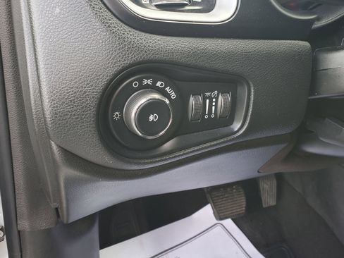 Used 2018 Jeep Renegade Latitude image 17