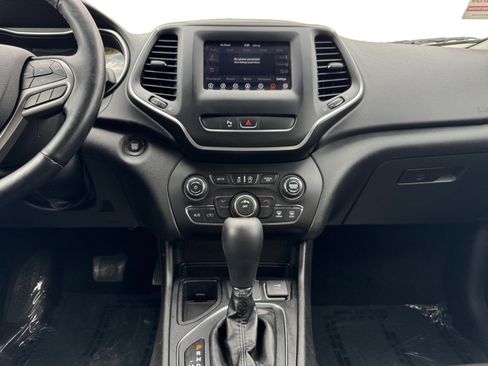 Used 2019 Jeep Cherokee Latitude Plus w/ Cold Weather Group FWD image 11