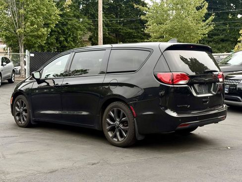 Used 2019 Chrysler Pacifica Touring Plus w/ S Appearance Package FWD image 5