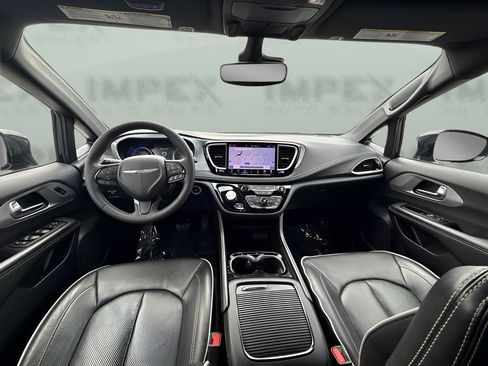 Used 2025 Chrysler Pacifica Limited FWD image 10