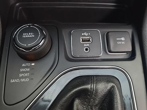 Used 2019 Jeep Cherokee Limited AWD/4WD image 25
