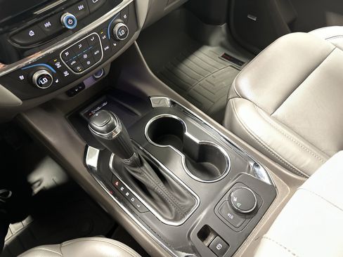Used 2018 Chevrolet Traverse Premier FWD image 29