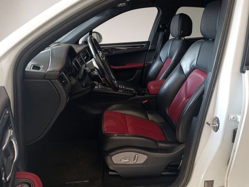 Used 2018 Porsche Macan AWD/4WD image 3