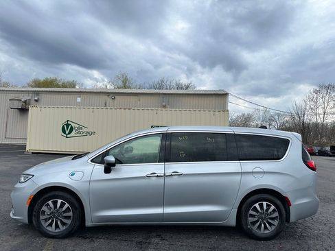 Used 2023 Chrysler Pacifica Touring-L image 9