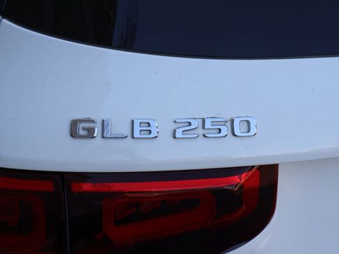 Used 2023 Mercedes-Benz GLB 250 4MATIC image 9