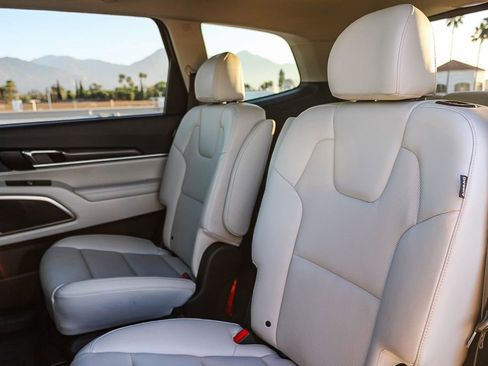 Used 2025 Kia Telluride S image 18
