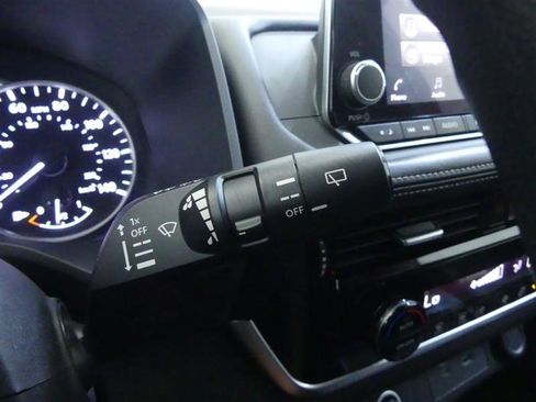 Used 2021 Nissan Rogue SV image 18