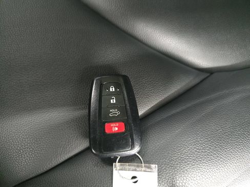 Used 2021 Toyota Highlander XLE AWD/4WD image 37