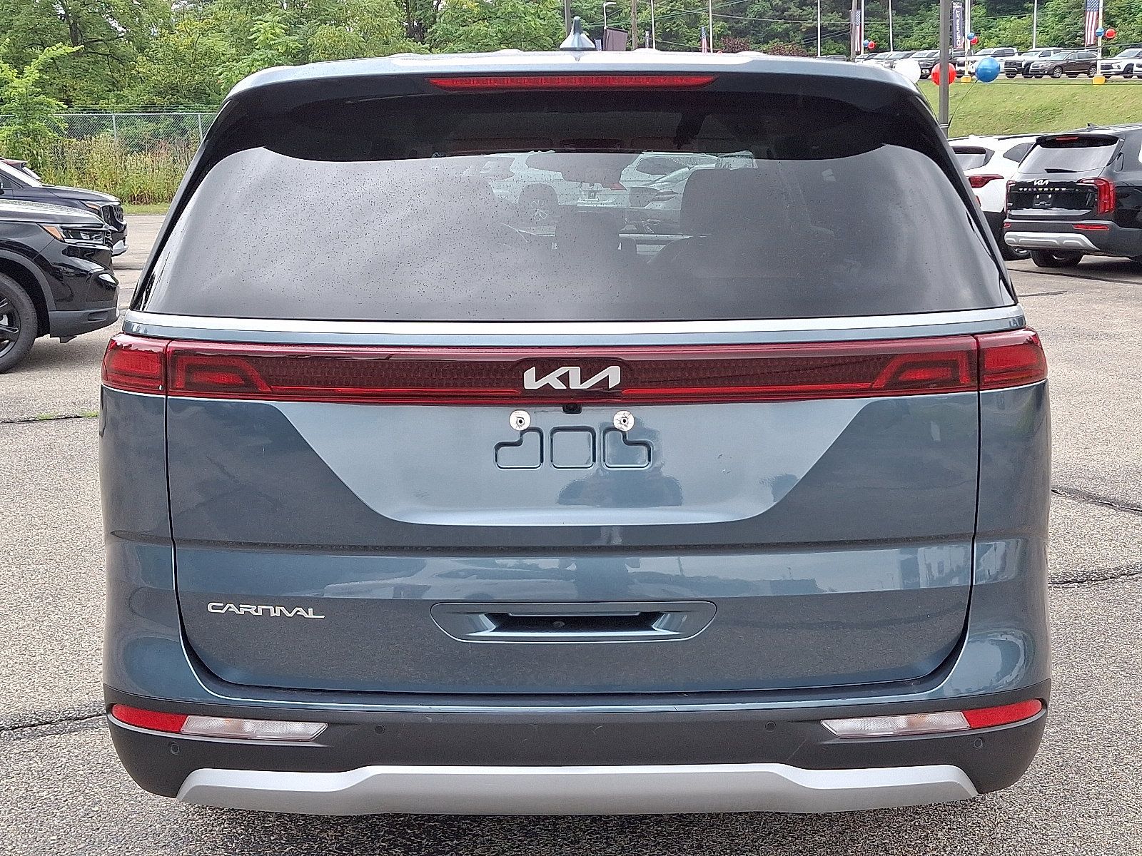 Used 2024 Kia Carnival EX FWD image 5