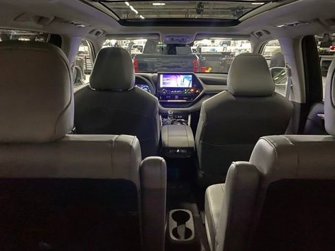 New 2026 Toyota Highlander Platinum image 16