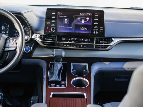 Used 2024 Toyota Sienna LE image 12