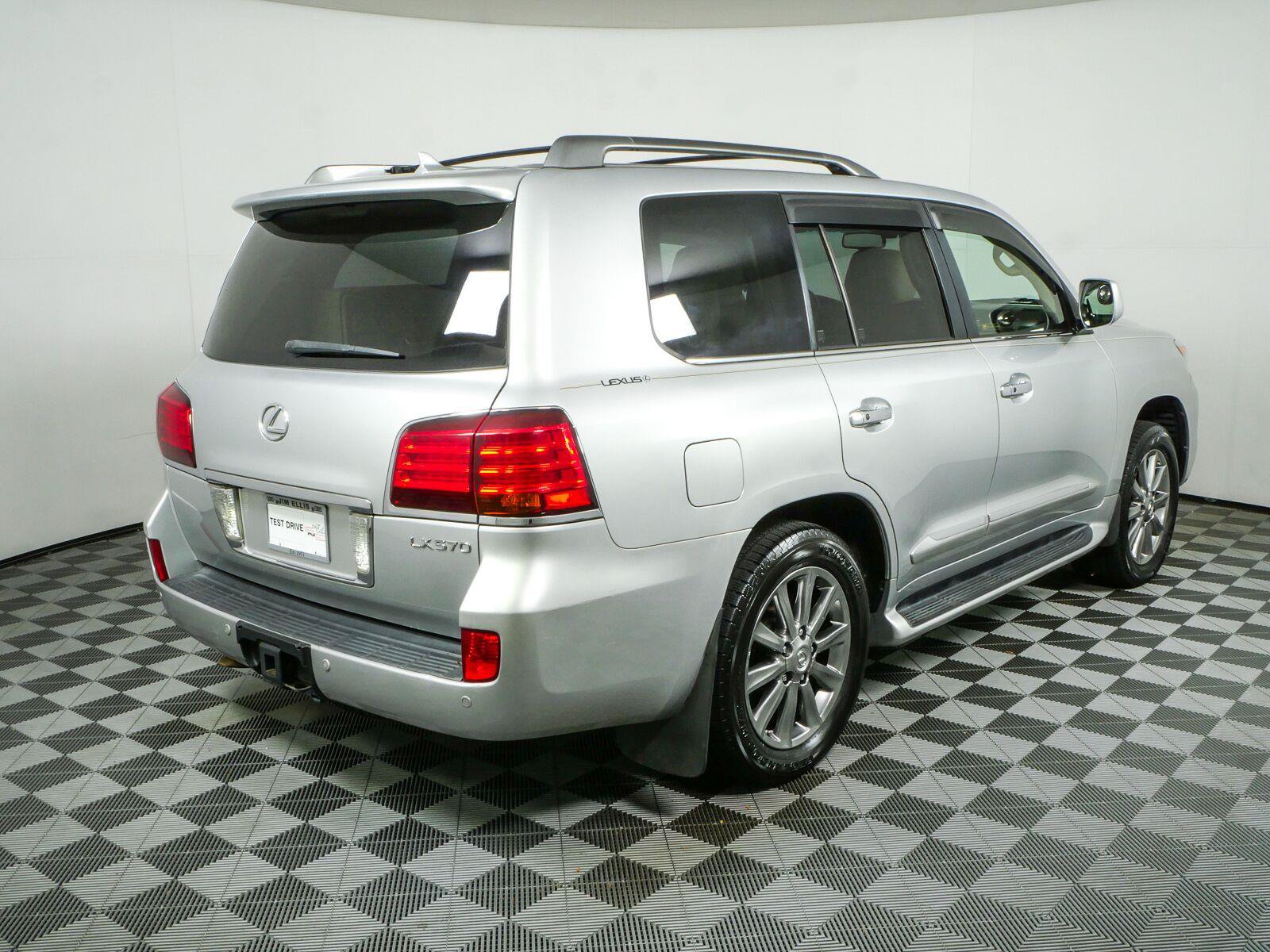 Used 2011 Lexus LX 570 4WD w/ Luxury Pkg image 3