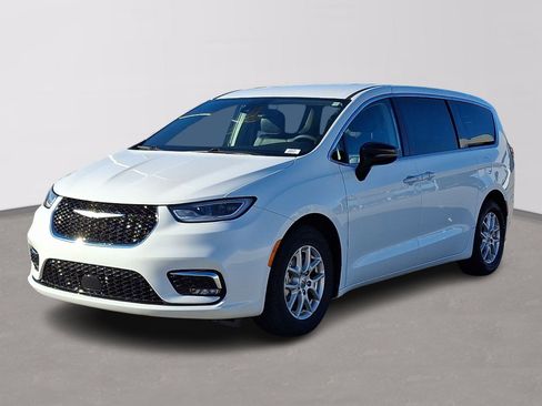 Used 2024 Chrysler Pacifica Touring-L image 3