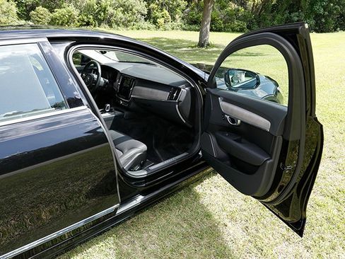 Used 2023 Volvo S90 B6 Plus AWD/4WD image 21