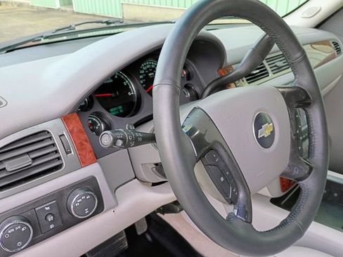 Used 2007 Chevrolet Suburban 2500 LT w/ LT Preferred Equipment Group image 29