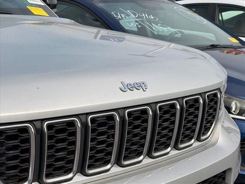 Used 2022 Jeep Grand Cherokee L Laredo w/ Luxury Tech Group I AWD/4WD image 20