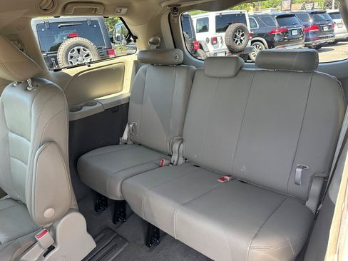 Used 2020 Toyota Sienna XLE Premium FWD image 20