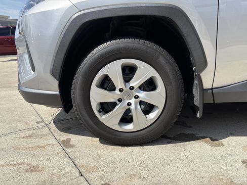 Used 2021 Toyota RAV4 LE AWD/4WD image 20