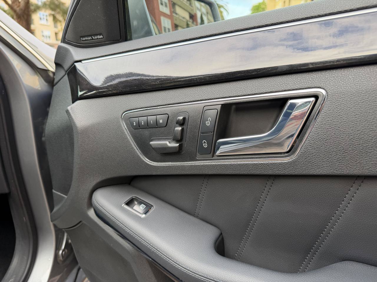 Used 2010 Mercedes-Benz E 550 Sedan image 53