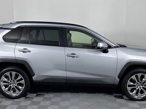 Used 2019 Toyota RAV4 XLE Premium image 9
