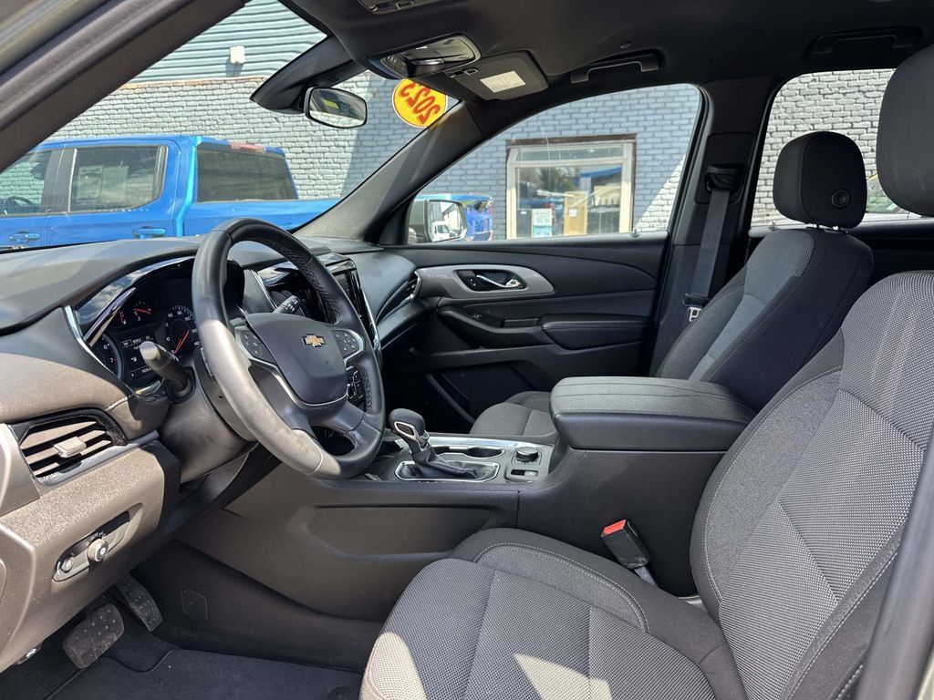Used 2023 Chevrolet Traverse LT FWD image 12
