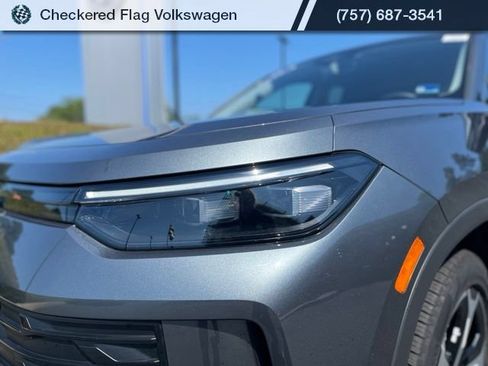 Used 2025 Volkswagen Tiguan SE FWD image 10