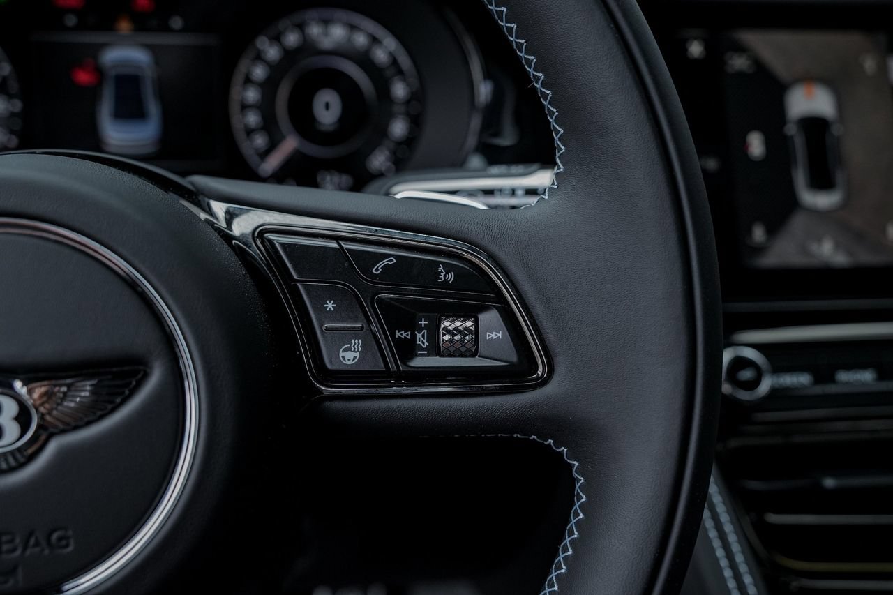Used 2025 Bentley Flying Spur Plug-In Hybrid AWD/4WD image 26