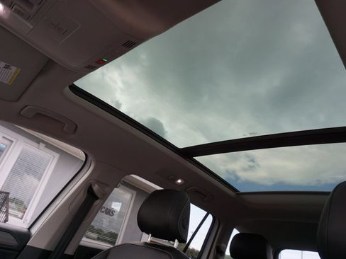 Used 2022 Volkswagen Tiguan SE FWD image 9
