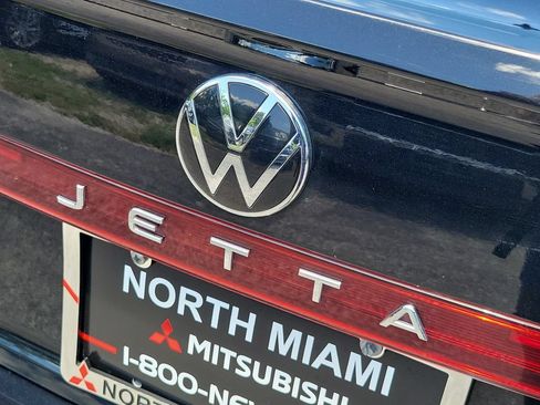 Used 2025 Volkswagen Jetta SE FWD image 11