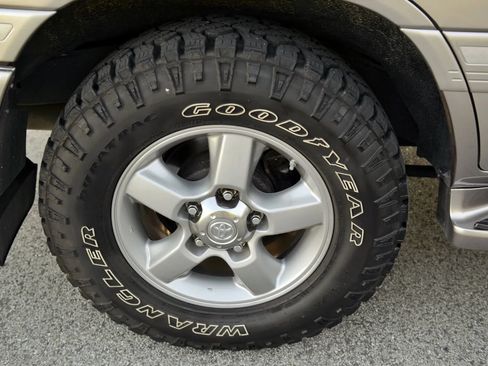 Used 2007 Toyota Land Cruiser AWD/4WD image 35