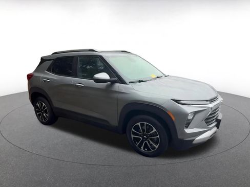 Used 2025 Chevrolet TrailBlazer LT image 2