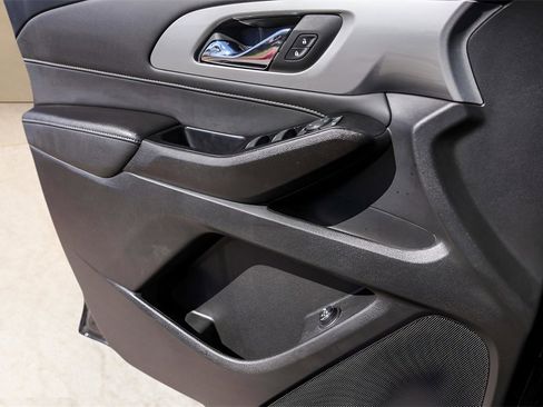 Used 2023 Chevrolet Traverse LT image 21