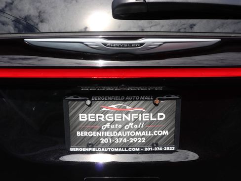 Used 2024 Chrysler Pacifica Touring-L image 64