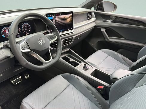 New 2026 Volkswagen Tiguan SE R-Line FWD image 29
