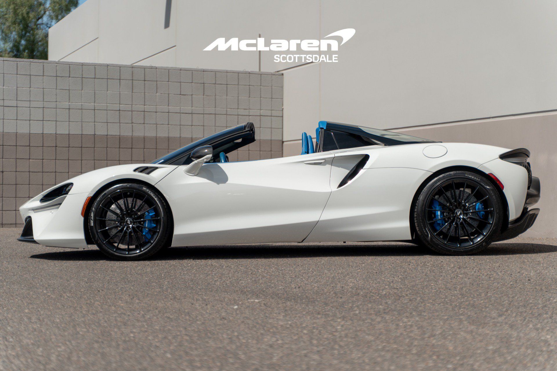 Used 2025 McLaren Artura Spider RWD image 4