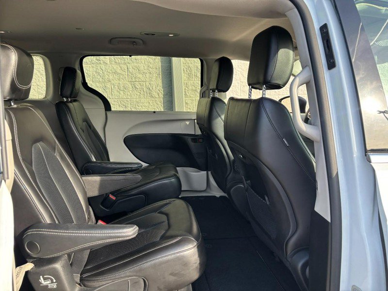 Used 2023 Chrysler Pacifica Touring-L FWD image 12