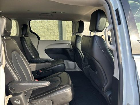 Used 2023 Chrysler Pacifica Touring-L FWD image 12