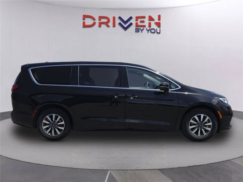 Used 2024 Chrysler Pacifica Limited FWD image 3