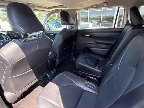 Used 2021 Toyota Highlander XLE AWD/4WD image 16