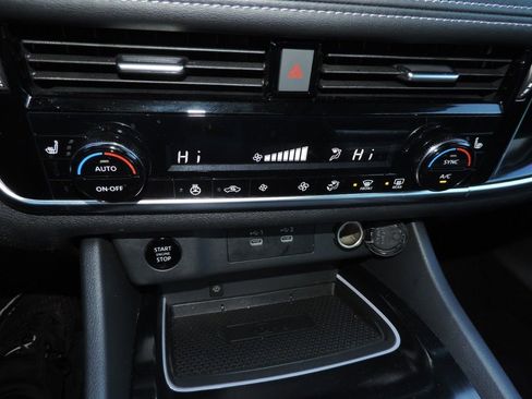 Used 2025 Nissan Rogue SL image 23