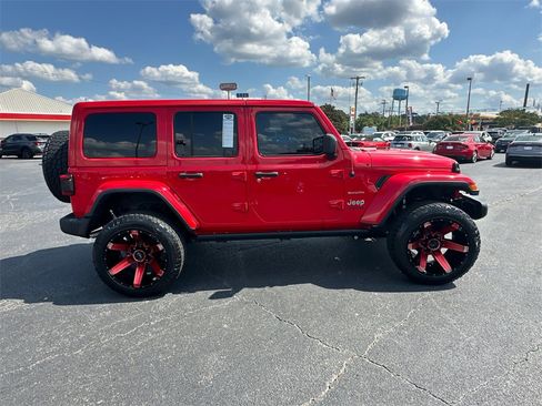 Used 2018 Jeep Wrangler Unlimited Sahara image 2