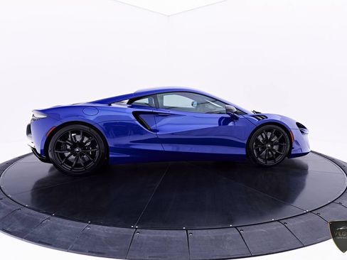 Used 2025 McLaren Artura RWD image 18
