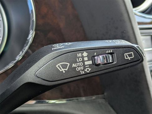 Used 2018 Bentley Bentayga image 24