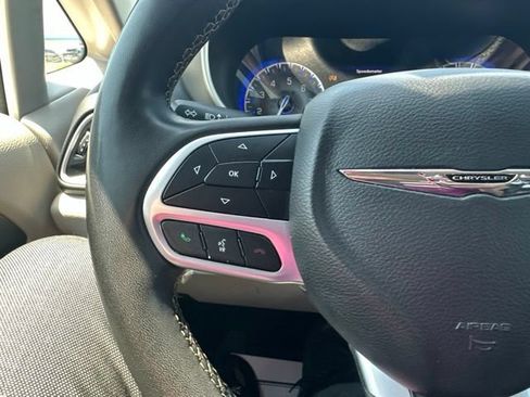 Used 2022 Chrysler Pacifica Touring-L FWD image 40