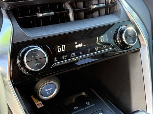 Used 2021 Toyota Venza LE w/ Carpet Mat Package (TMS) image 12