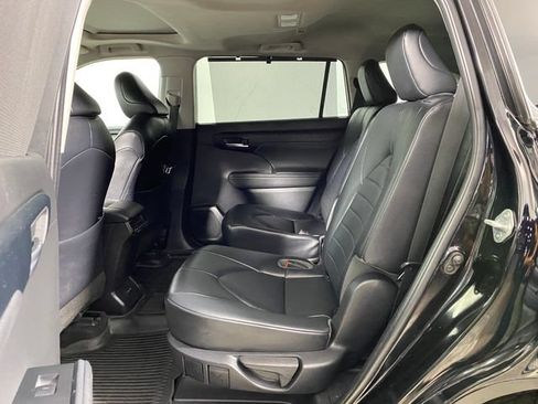 Used 2023 Toyota Highlander XLE AWD/4WD image 13