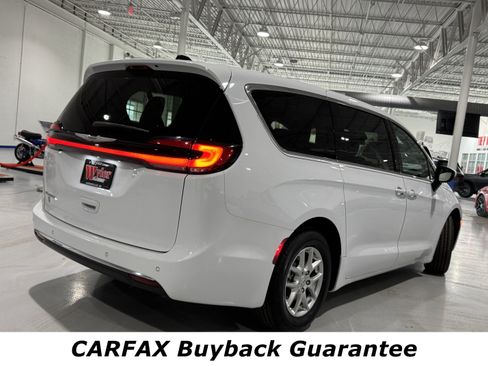 Used 2023 Chrysler Pacifica Touring-L image 3