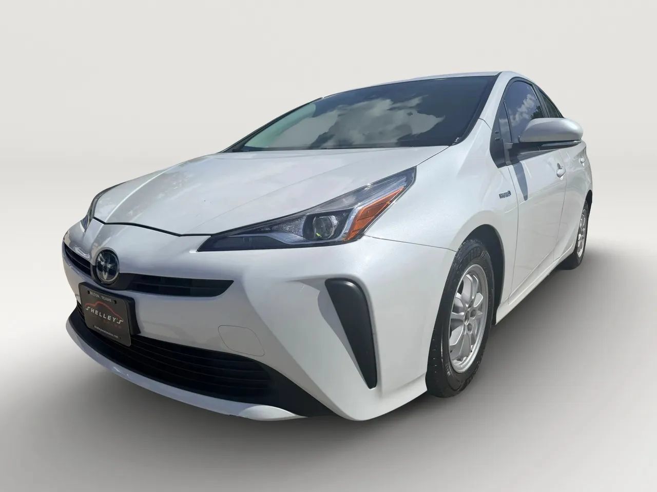 Used 2022 Toyota Prius L Eco FWD image 2