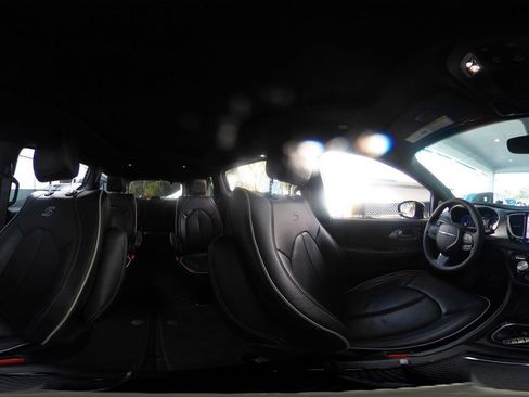 Used 2025 Chrysler Pacifica Limited image 46