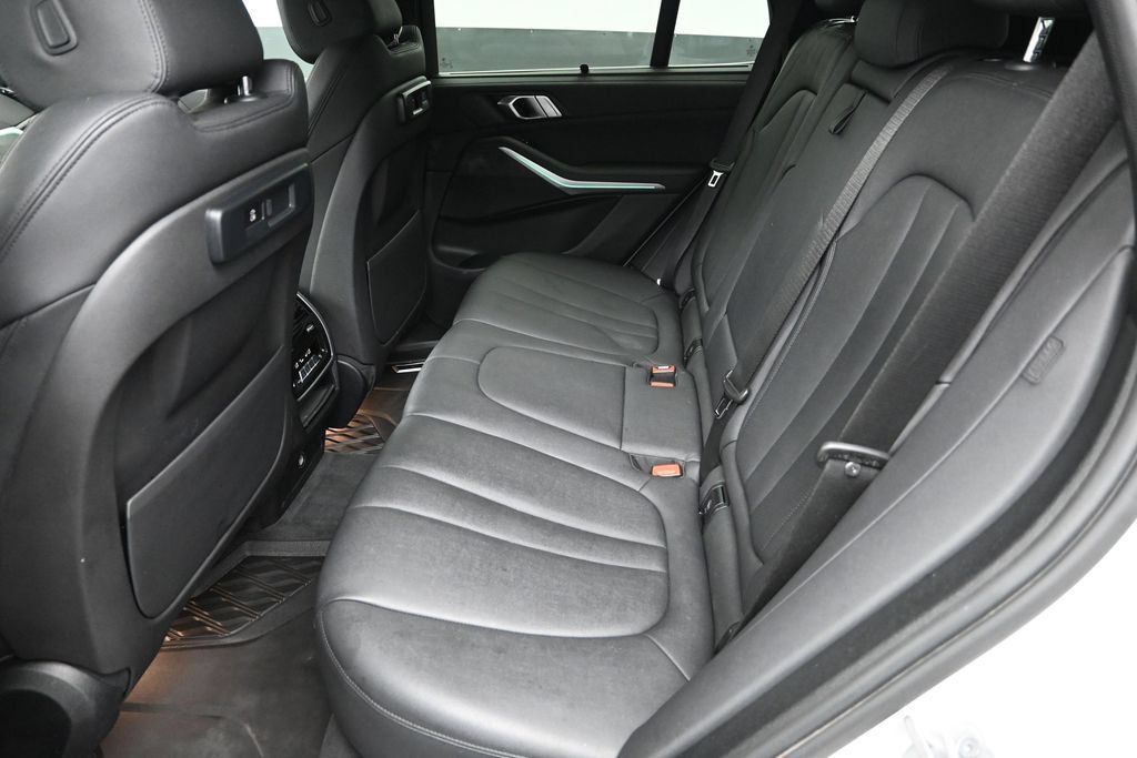Used 2022 BMW X5 xDrive40i w/ Executive Package AWD/4WD image 28